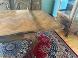 une table sur laquelle est posé un livre