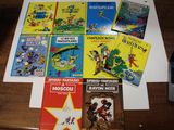 de nombreux livres pour enfants posés sur une table, à côté d'un ordinateur portable