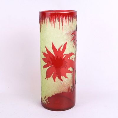 un vase rouge orné d'une fleur sur fond blanc