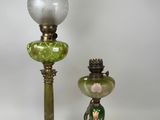 deux lampes en verre vert posées l'une à côté de l'autre sur une surface blanche