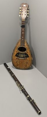 un instrument de musique posé sur une table à côté d'une flûte