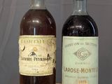 deux bouteilles de vin posées sur une table l'une à côté de l'autre