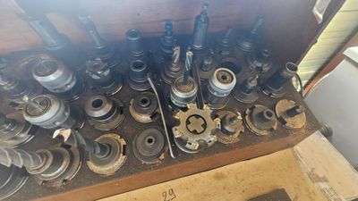 de nombreux outils de toutes sortes dans une boîte