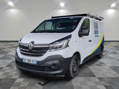 une camionnette blanche garée dans une grande pièce au sol carrelé