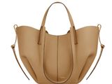 un sac fourre-tout en cuir beige sur fond blanc