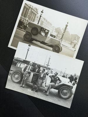 deux photos en noir et blanc représentant des voitures anciennes et des personnes posant devant celles-ci