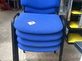 une chaise bleue qui se trouve dans un magasin