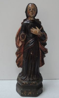 statue en bois d'une femme tenant un bébé dans ses bras