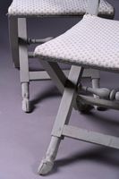 Suite de quatre chaises pliantes en bois mouluré et laqué gr… (photo 2)