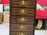 une grande commode ornée d'un motif