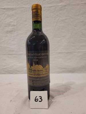 l'image d'une bouteille de vin posée sur une table