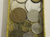 une boîte remplie de pièces de monnaie posée sur une table