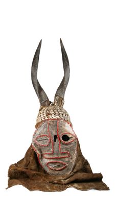 une image représentant un masque à cornes sur fond blanc