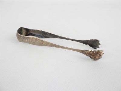 une cuillère et un repose-cuillère sur une surface blanche