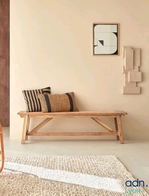 un banc en bois au milieu d'un salon