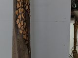 un mannequin en bois exposé dans une pièce