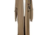 Le manteau est marron et orné d'un motif floral.
