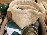 une boîte remplie d'objets assortis posée sur une table