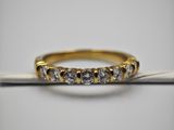 une bague en or jaune sertie de cinq diamants
