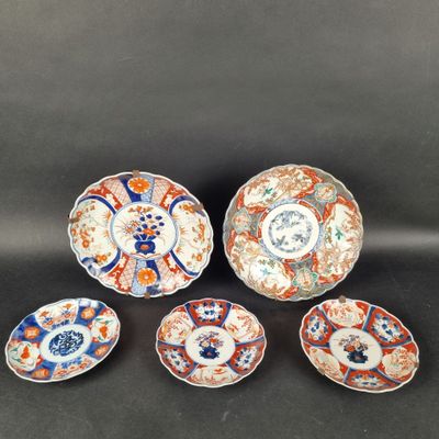 a set of five japanese imari porcelain bowls and saucers