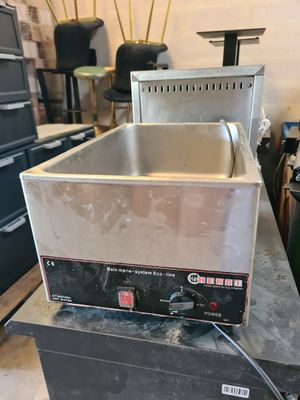 une photo d'une friteuse professionnelle posée sur un plan de travail