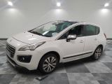 une voiture blanche est garée sur le sol à carreaux d'un garage