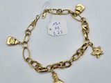 un bracelet à breloques en or orné de clochettes et de breloques