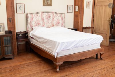 un lit situé au milieu d'une pièce