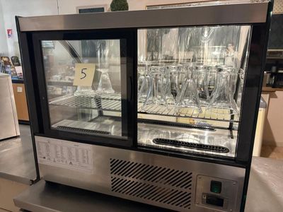 une vitrine contenant de nombreuses bouteilles