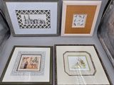 Trois photos encadrées représentant des personnes et un chien sont exposées dans une vitrine.