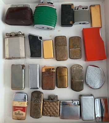 une boîte contenant de nombreux types de briquets différents
