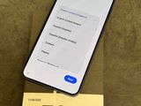 un gros plan d'un téléphone portable posé sur une table, avec une étiquette de prix