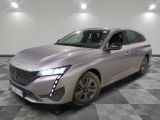 la voiture argentée est garée sur le sol à carreaux d'une pièce