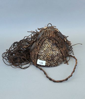 un petit sac à main muni d'une chaîne, posé sur une surface blanche