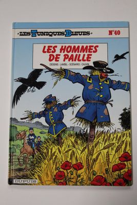 un livre sur lequel figurent l'image d'un épouvantail et d'un corbeau