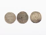 trois pièces d'argent, dont l'une porte une couronne et l'autre est ornée d'une couronne