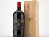 une bouteille de vin posée à côté d'une caisse en bois