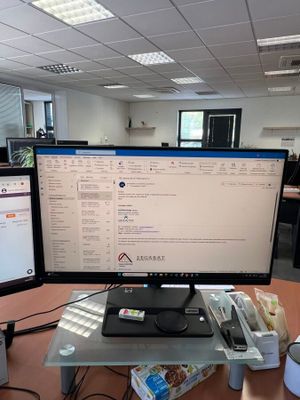 un bureau sur lequel se trouvent deux écrans d'ordinateur et un téléphone