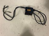un petit appareil électrique posé par terre
