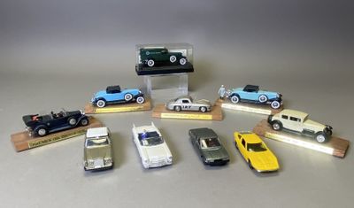 un grand nombre de petites voitures posées sur une table