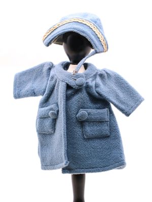 un mannequin vêtu d'un manteau bleu et d'un chapeau