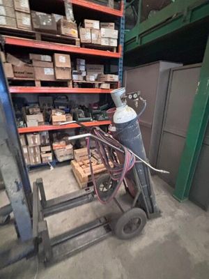 une grande pile de cartons posée sur un chariot dans un entrepôt