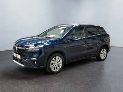 un SUV bleu garé dans une pièce au sol noir