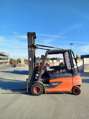 a forklift truck that is parked in the parking lot