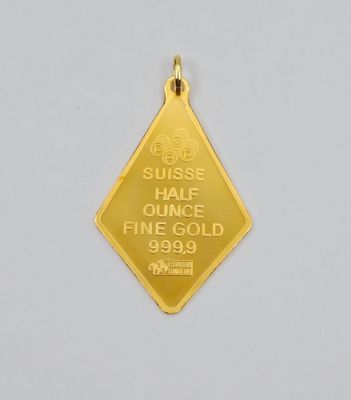 un gros plan d'un pendentif plaqué or en forme de diamant