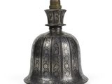 une vieille cloche en métal sur fond blanc, avec un fond blanc