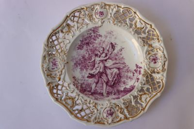 une assiette violette et blanche sur laquelle est représenté un homme et une femme