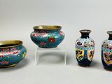 quatre vases en cloisonné sont posés sur un socle