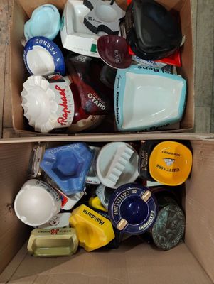 une boîte en carton remplie d'articles divers liés au café