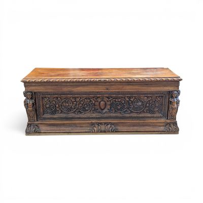 un vieux coffre en bois orné de sculptures et de gravures